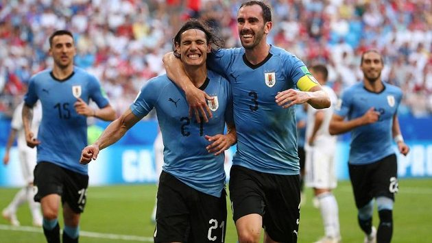 Uruguayský střelec Edinson Cavani slaví svou trefu do sítě Ruska v utkání MS 2018. Společnost mu dělá spoluhráč Diego Godín. Uruguayský střelec Edinson Cavani slaví svou trefu do sítě Ruska v utkání MS 2018. Společnost mu dělá spoluhráč Diego Godín.