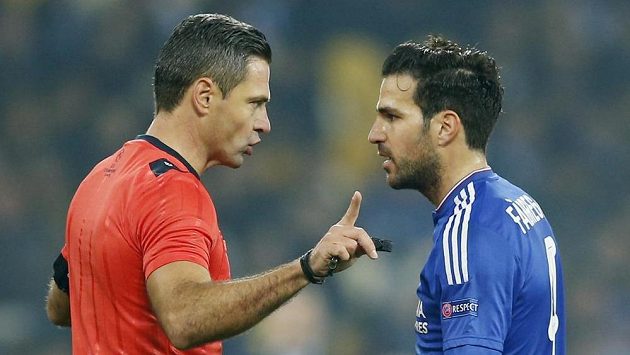 Slovinský rozhodčí Damir Skomina odmítá protesty Ceska Fábregase v utkání Ligy mistrů mezi Dynamem kyjev a Chelsea. Slovinský rozhodčí Damir Skomina odmítá protesty Ceska Fábregase v utkání Ligy mistrů mezi Dynamem kyjev a Chelsea.