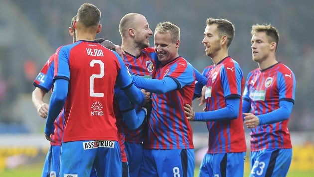 Fotbalisté Plzně oslavují gól proti Liberci. Fotbalisté Plzně oslavují gól proti Liberci.