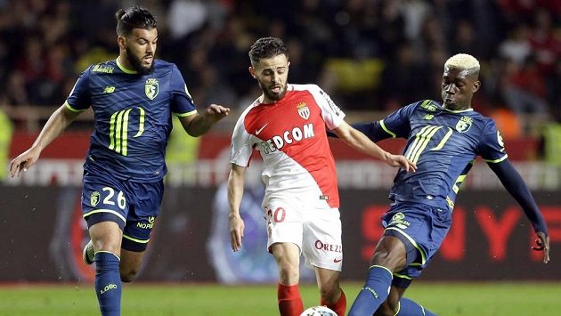 Monacký Bernardo Silva (uprostřed) v utkání proti Lille. Monacký Bernardo Silva (uprostřed) v utkání proti Lille.