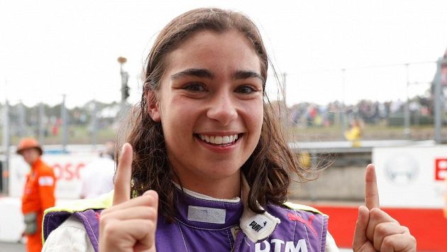 Britka Jamie Chadwicková se v Brands Hatch raduje z výhry ve formulovém šampionátu W Series. Britka Jamie Chadwicková se v Brands Hatch raduje z výhry ve formulovém šampionátu W Series.