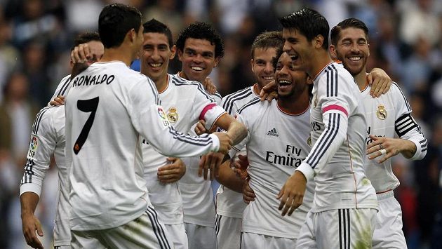 Angel Di María (druhý zleva) slaví se spoluhráči z Realu Madrid svůj gól proti Malaze. Angel Di María (druhý zleva) slaví se spoluhráči z Realu Madrid svůj gól proti Malaze.