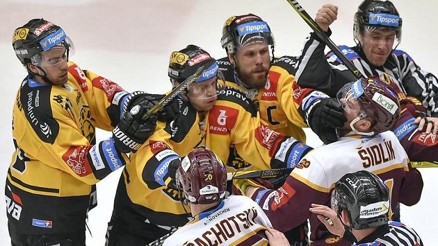 Boj o extraligu. Mezi Jihlavou a Litvínovem došlo i na pěstní souboje. Boj o extraligu. Mezi Jihlavou a Litvínovem došlo i na pěstní souboje.