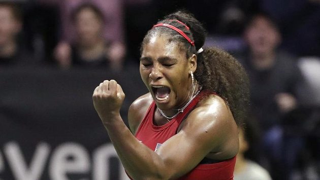 Vítězné gesto Sereny Willamsové ve fedcupovém zápase proti Jeleně Ostapenkové z Lotyšska. Vítězné gesto Sereny Willamsové ve fedcupovém zápase proti Jeleně Ostapenkové z Lotyšska.