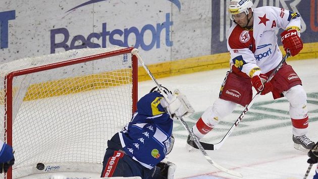 Jaroslav Bednář ze Slavie (vpravo) dává gól brněnskému brankáři Marku Čiliakovi. Jaroslav Bednář ze Slavie (vpravo) dává gól brněnskému brankáři Marku Čiliakovi.