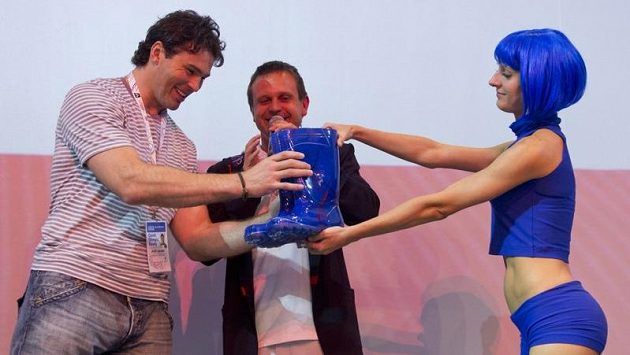 Při návštěvě Českého domu dostal Jaromír Jágr jako dárek populární holínky, s nimiž česká výprava při nástupu během zahajovacího ceremoniálu ohromila svět. Při návštěvě Českého domu dostal Jaromír Jágr jako dárek populární holínky, s nimiž česká výprava při nástupu během zahajovacího ceremoniálu ohromila svět.
