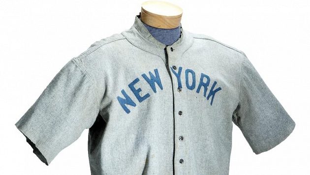 Dres, v němž hrával ve 20. letech minulého století legendární americký baseballista Babe Ruth Dres, v němž hrával ve 20. letech minulého století legendární americký baseballista Babe Ruth