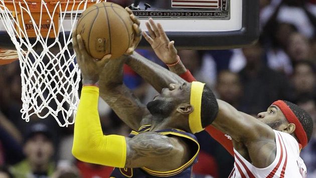 LeBron James (vlevo) z Clevelandu a Josh Smith z Houstonu. LeBron James (vlevo) z Clevelandu a Josh Smith z Houstonu.