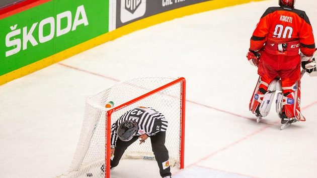 Rozhodčí sbírá puk z branky třineckého gólmana Ondřeje Kacetla během zápasu Ligy mistrů se švédským Leksandem. Rozhodčí sbírá puk z branky třineckého gólmana Ondřeje Kacetla během zápasu Ligy mistrů se švédským Leksandem.