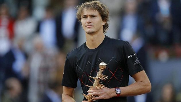 Alexander Zverev s trofejí z turnaje v Madridu. Alexander Zverev s trofejí z turnaje v Madridu.