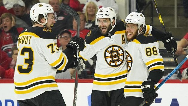 Hokejisté Bostonu Patrice Bergeron (37, David Pastrňák (88) a Charlie McAvoy (73) se radují z gólu proti Carolině ve čtvrtém semifinále play off NHL. Hokejisté Bostonu Patrice Bergeron (37, David Pastrňák (88) a Charlie McAvoy (73) se radují z gólu proti Carolině ve čtvrtém semifinále play off NHL.