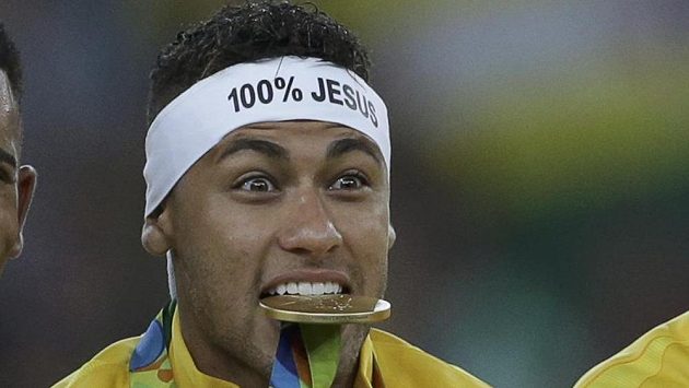 Neymar se zlatou medailí po vítězství v olympijském finále. Neymar se zlatou medailí po vítězství v olympijském finále.