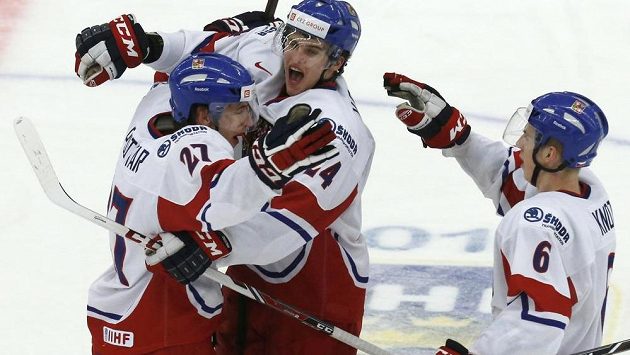 Čeští hokejisté do 20 let Michal Plutnar (vlevo) a jeho spoluhráči Jakub Vrána (uprostřed) s Ronaldem Knotem slaví gól proti Kanadě. Čeští hokejisté do 20 let Michal Plutnar (vlevo) a jeho spoluhráči Jakub Vrána (uprostřed) s Ronaldem Knotem slaví gól proti Kanadě.