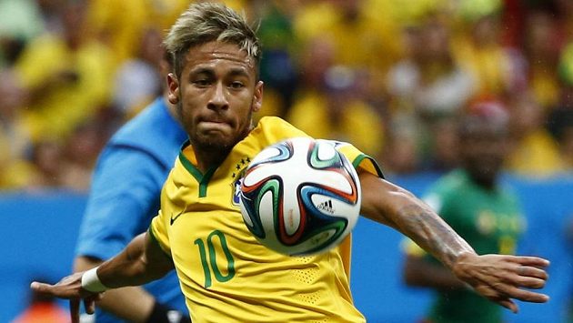 Brazilec Neymar během zápasu s Kamerunem. Brazilec Neymar během zápasu s Kamerunem.