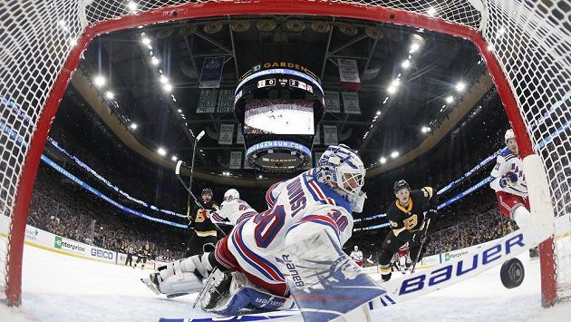 Brankář New York Rangers Henrik Lundqvist se snaží zachytit puk letící do branky v utkání NHL s Bostonem. Brankář New York Rangers Henrik Lundqvist se snaží zachytit puk letící do branky v utkání NHL s Bostonem.