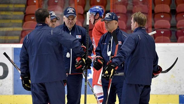 Nový trenér české hokejové reprezentace Vladimír Vůjtek (třetí zleva) a jeho asistenti: Jaroslav Špaček (zády), Josef Jandač (druhý zleva) a Jiří Kalous (druhý zprava) na prvním tréninku v rámci letního přípravného kempu v Jihlavě. Nový trenér české hokejové reprezentace Vladimír Vůjtek (třetí zleva) a jeho asistenti: Jaroslav Špaček (zády), Josef Jandač (druhý zleva) a Jiří Kalous (druhý zprava) na prvním tréninku v rámci letního přípravného kempu v Jihlavě.