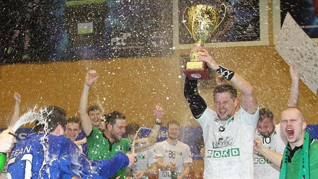 Házenkáři Karviné oslavují s pohárem. Házenkáři Karviné oslavují s pohárem.