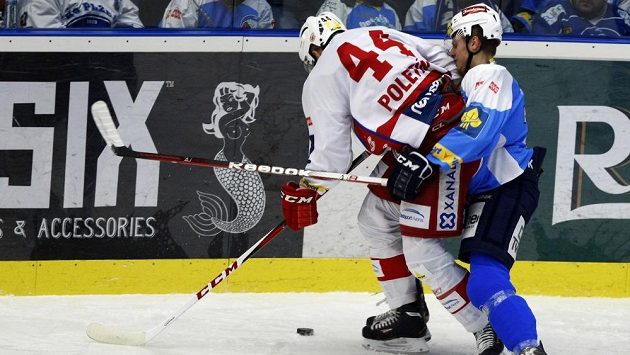 Plzeňský obránce Vojtěch Mozík (vpravo) brání slávistického útočníka Michala Poletína. Plzeňský obránce Vojtěch Mozík (vpravo) brání slávistického útočníka Michala Poletína.