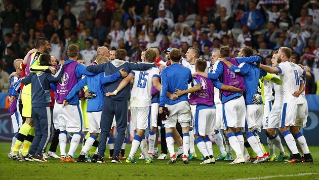 Slovenští fotbalisté slaví výhru nad Ruskem. Slovenští fotbalisté slaví výhru nad Ruskem.