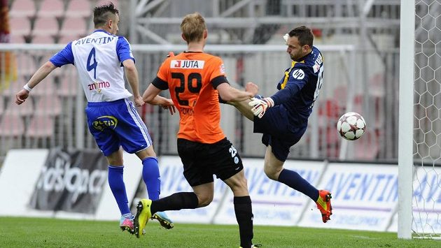 Liberecký brankář Přemysl Kovář (vpravo) inkasuje gól na hřišti Znojma. Zleva jsou domácí Emir Zeba a obránce Slovanu Lukáš Pokorný. Liberecký brankář Přemysl Kovář (vpravo) inkasuje gól na hřišti Znojma. Zleva jsou domácí Emir Zeba a obránce Slovanu Lukáš Pokorný.