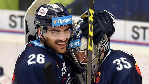 Liberecký útočník Petr Jelínek (vlevo) slaví s brankářem Romanem Willem vítězství ve Vítkovicích. Liberecký útočník Petr Jelínek (vlevo) slaví s brankářem Romanem Willem vítězství ve Vítkovicích.