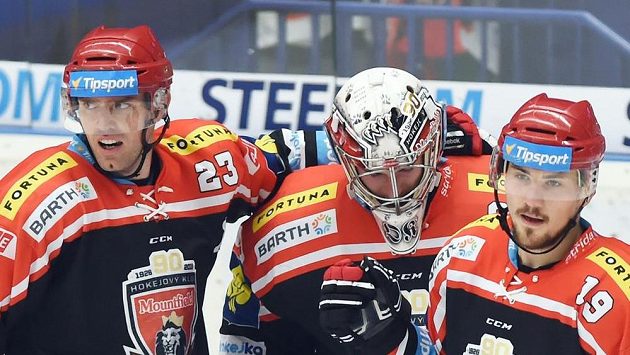 Zleva René Vydarený, brankář Ondřej Kacetl a Martin Pláněk z Hradce Králové se radují z vítězství. Zleva René Vydarený, brankář Ondřej Kacetl a Martin Pláněk z Hradce Králové se radují z vítězství.
