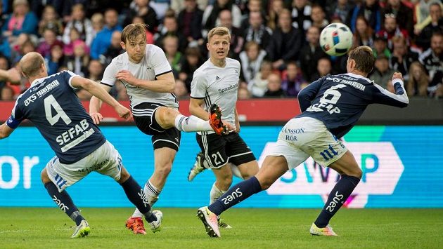Yann-Erik de Lanlay střílí třetí gól Rosenborgu v duelu proti IFK Norrköping. Yann-Erik de Lanlay střílí třetí gól Rosenborgu v duelu proti IFK Norrköping.