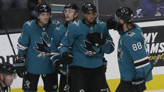 Hokejisté San Jose Sharks slaví na ledě při zápase. Teď mohou pogratulovat i Radimu Šimkovi, který v klubu NHL podepsal novou čtyřletou smlouvu. Hokejisté San Jose Sharks slaví na ledě při zápase. Teď mohou pogratulovat i Radimu Šimkovi, který v klubu NHL podepsal novou čtyřletou smlouvu.