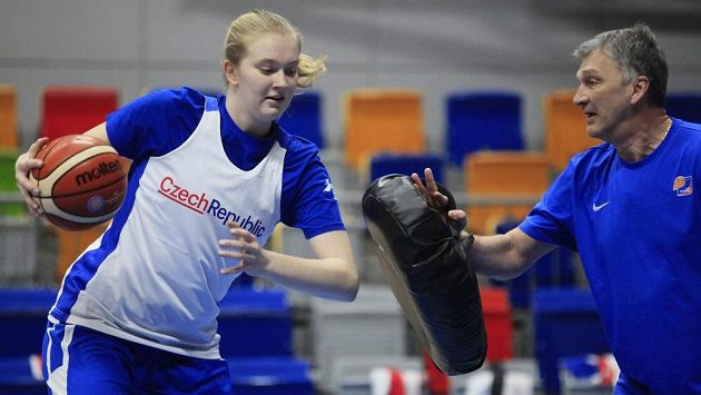 Česká basketbalistka Julia Reisingerová (vlevo) si v budoucnu může zahrát WNBA. Česká basketbalistka Julia Reisingerová (vlevo) si v budoucnu může zahrát WNBA.