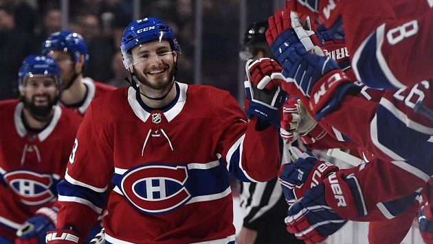 Victor Mete z Montrealu dal svůj první gól v NHL. Potřeboval na to 127 zápasů. Na snímku přijímá gratulace od spoluhráčů. Victor Mete z Montrealu dal svůj první gól v NHL. Potřeboval na to 127 zápasů. Na snímku přijímá gratulace od spoluhráčů.