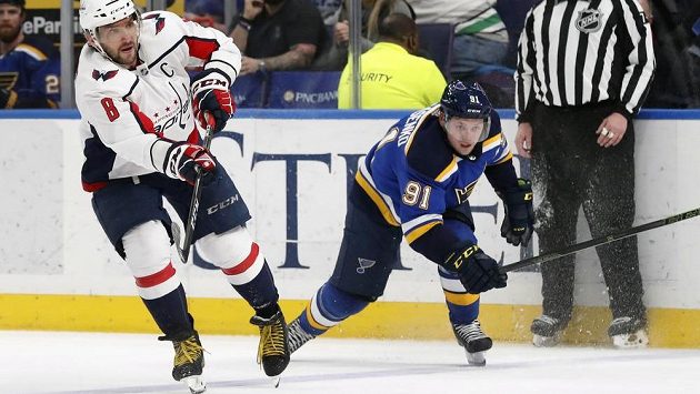 Vladimir Tarasenko (91) ze St. Louis marně nahání svého krajana Alexandra Ovečkina (8) z Washingtonu. Vladimir Tarasenko (91) ze St. Louis marně nahání svého krajana Alexandra Ovečkina (8) z Washingtonu.