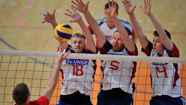 Čeští volejbaloví reprezentanti (zleva) Michal Kriško, Jiří Král a Adam Bartoš blokují na síti útok běloruského týmu. Čeští volejbaloví reprezentanti (zleva) Michal Kriško, Jiří Král a Adam Bartoš blokují na síti útok běloruského týmu.