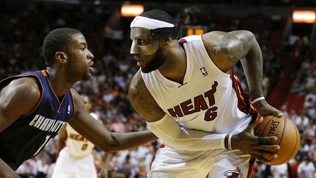 Basketbalista Miami Heat LeBron James (6) v souboji s Michaelem Kiddem-Gilchristem z Charlotte. Basketbalista Miami Heat LeBron James (6) v souboji s Michaelem Kiddem-Gilchristem z Charlotte.