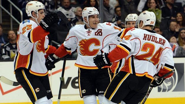 Hokejisté Calgary Flames (zleva) Sean Monahan, Jiří Hudler, Mike Cammalleri a Dennis Wideman Hokejisté Calgary Flames (zleva) Sean Monahan, Jiří Hudler, Mike Cammalleri a Dennis Wideman