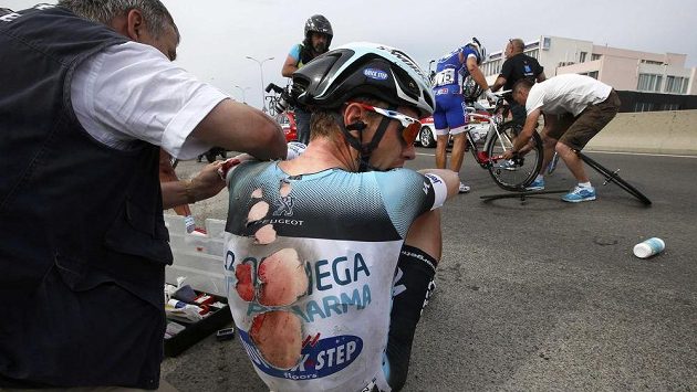 V péči lékařů skončil po pádu vynikající německý časovkář Tony Martin ze stáje Omega Pharma Quick Step. V péči lékařů skončil po pádu vynikající německý časovkář Tony Martin ze stáje Omega Pharma Quick Step.