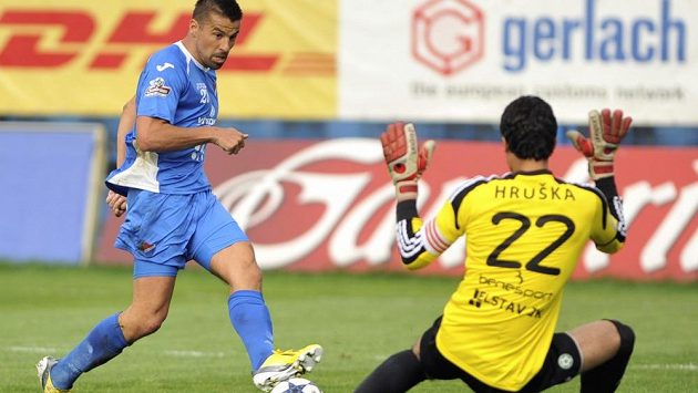 Zleva Milan Baroš střílí gól příbramskému brankáři Aleši Hruškovi. Zleva Milan Baroš střílí gól příbramskému brankáři Aleši Hruškovi.