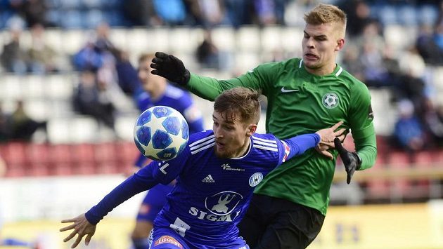 David Houska z Olomouce a Martin Nový z Příbrami v akci během utkání nejvyšší soutěže fotbalistů. David Houska z Olomouce a Martin Nový z Příbrami v akci během utkání nejvyšší soutěže fotbalistů.