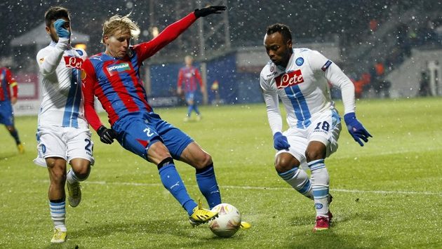 Neapolský Lorenzo Insigne (vlevo) a Juan Zúňiga (vpravo) se snaží ubránit Františka Rajtorala. Neapolský Lorenzo Insigne (vlevo) a Juan Zúňiga (vpravo) se snaží ubránit Františka Rajtorala.