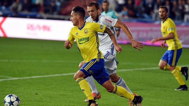 Zleva Daniel Holzer ze Zlína a Martin Šindelář z Baníku. Zleva Daniel Holzer ze Zlína a Martin Šindelář z Baníku.