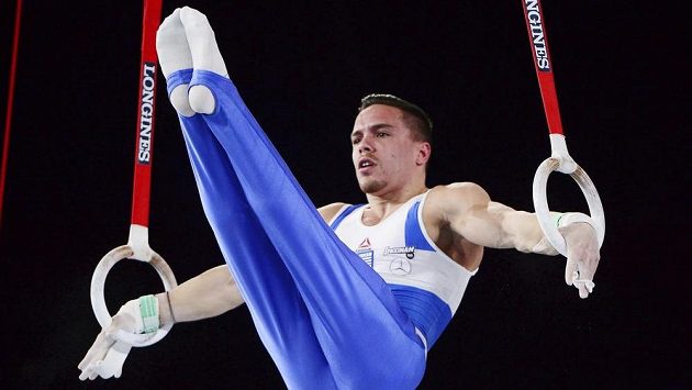 Řek Eleftherios Petrounias při cvičení na kruzích. Řek Eleftherios Petrounias při cvičení na kruzích.