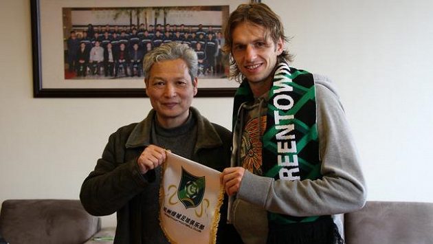 Marek Jarolím s bossem klubu Chang-čou Greentown krátce po podpisu smlouvy. Marek Jarolím s bossem klubu Chang-čou Greentown krátce po podpisu smlouvy.
