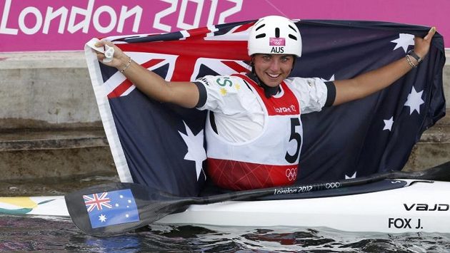 Vodní slalomářka Jessica Foxová třímá australskou vlajku po stříbrné jízdě na kanéle v Lee Valley. Vodní slalomářka Jessica Foxová třímá australskou vlajku po stříbrné jízdě na kanéle v Lee Valley.