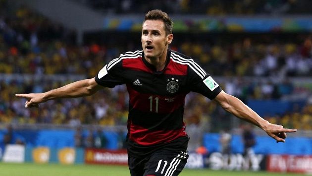 Miroslav Klose slaví gól, jímž se definitivně odpoutal v čele pořadí nejlepších střelců historie MS od Brazilce Ronalda. Miroslav Klose slaví gól, jímž se definitivně odpoutal v čele pořadí nejlepších střelců historie MS od Brazilce Ronalda.