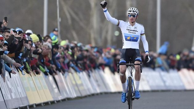 Závod Světového poháru v cyklokrosu v Táboře vyhrál úřadující mistr světa Mathieu van der Poel. Závod Světového poháru v cyklokrosu v Táboře vyhrál úřadující mistr světa Mathieu van der Poel.