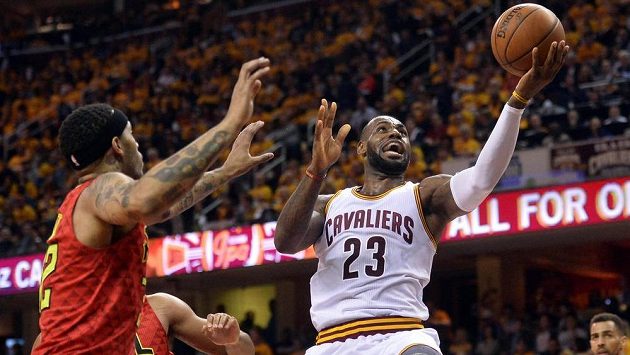 Hvězdný LeBron James z Clevelandu zvyšuje skóre v utkání proti Atlantě. Hvězdný LeBron James z Clevelandu zvyšuje skóre v utkání proti Atlantě.