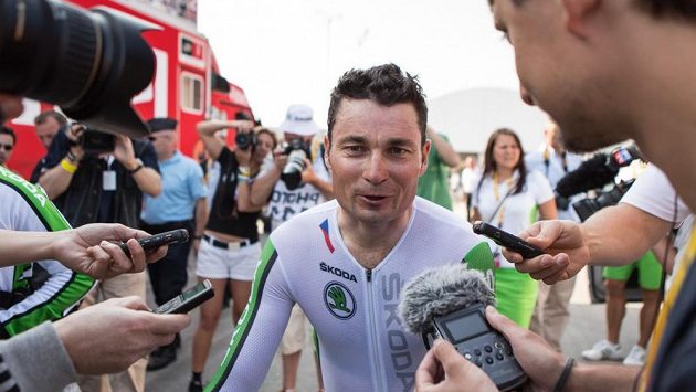 Paralympik Jiří Ježek odpovídá na otázky novinářů po časovce na Tour de France. Paralympik Jiří Ježek odpovídá na otázky novinářů po časovce na Tour de France.