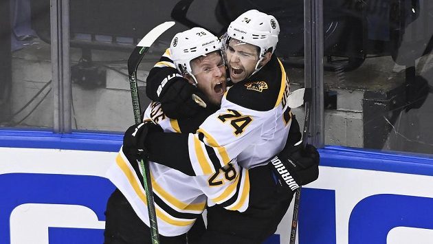 Hokejisté Bostonu Jake DeBrusk (74) a Ondřej Kaše (28) oslavují gól proti Carolině. Hokejisté Bostonu Jake DeBrusk (74) a Ondřej Kaše (28) oslavují gól proti Carolině.