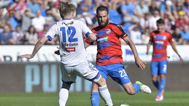 David Štěpánek z Jihlavy brání Marka Bakoše z Viktorie Plzeň. David Štěpánek z Jihlavy brání Marka Bakoše z Viktorie Plzeň.