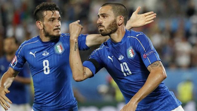 Leonardo Bonucci (vpravo) oslavuje vyrovnávací branku ve čtvrtfinálové bitvě s Německem. První penaltu poroměnil, v rozstřelu ovšem selhal. Leonardo Bonucci (vpravo) oslavuje vyrovnávací branku ve čtvrtfinálové bitvě s Německem. První penaltu poroměnil, v rozstřelu ovšem selhal.
