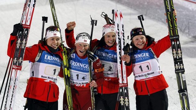 Vítězná štafeta norských biatlonistek - zleva Synnoeva Solemdalová, Tora Bergerová, Anna Kristina Aafedtová a Hilde Fenneová. Vítězná štafeta norských biatlonistek - zleva Synnoeva Solemdalová, Tora Bergerová, Anna Kristina Aafedtová a Hilde Fenneová.